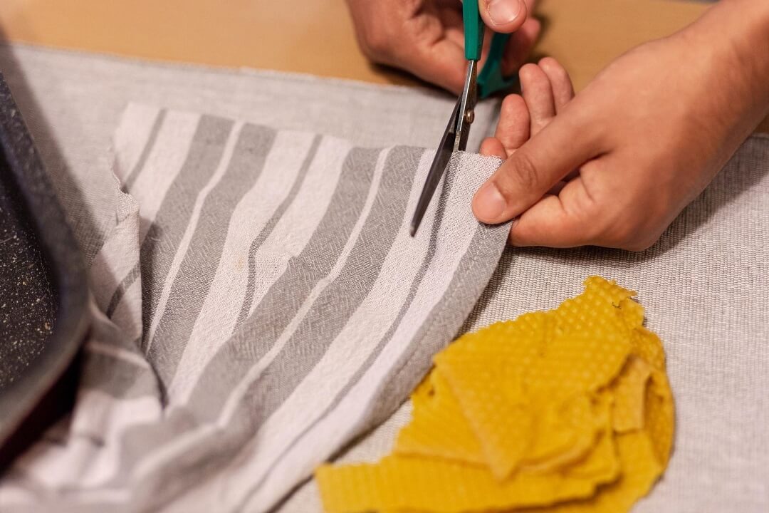 méhviaszos kendő készítése vágj ki egy darabot a textíliából